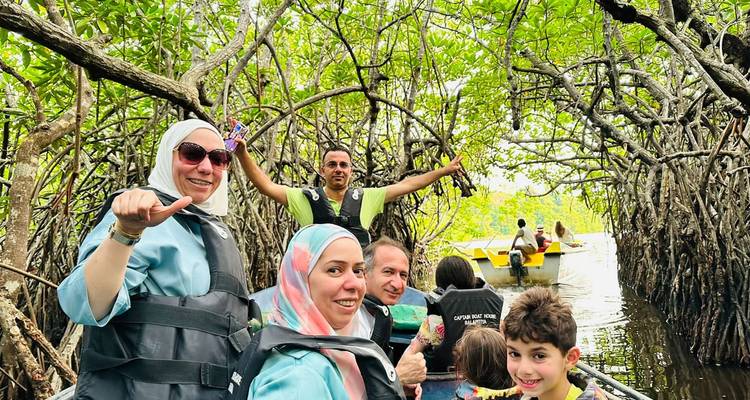 Famille profitant d'une promenade en bateau à travers les mangroves.