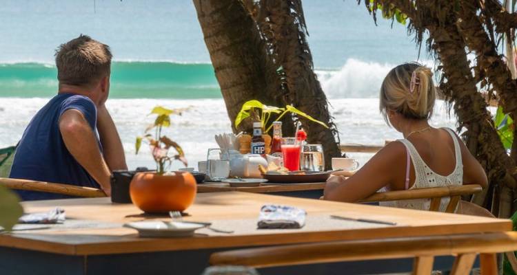 Couple prenant un repas au bord de la plage.