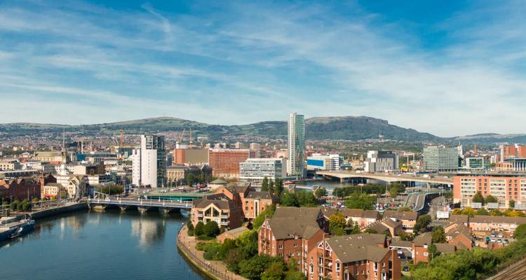 Horizon d'une ville au bord d'une rivière, avec des gratte-ciel modernes et des ponts.