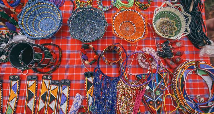 Perles artisanales colorées et bijoux exposés.