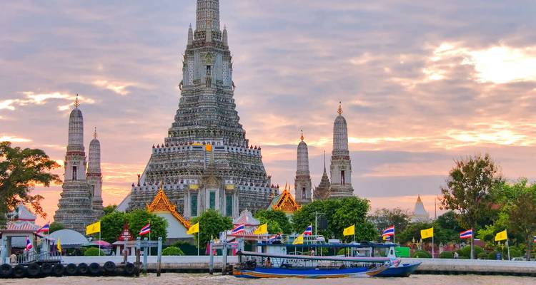 Temple Wat Arun sur la berge au coucher du soleil
