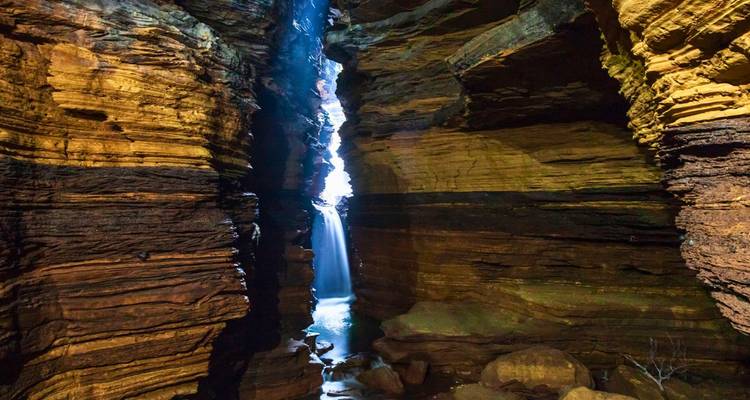 Cascada dentro de una cueva rocosa.