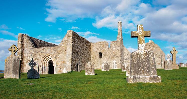 Ruinas de una estructura antigua con cruces en primer plano.