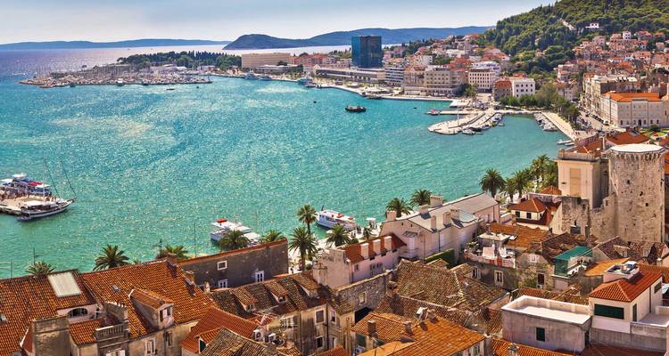 Vue aérienne d'une ville avec une marina côtière.