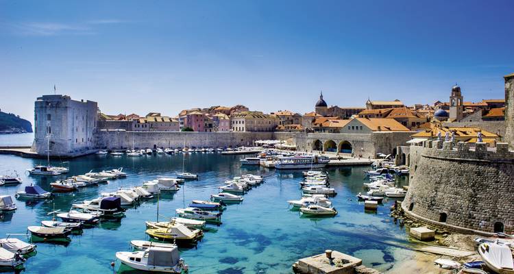 Port pittoresque rempli de bateaux et d'architecture historique.