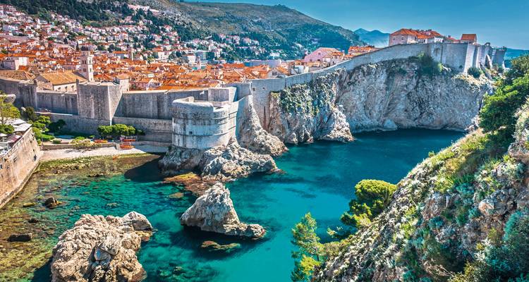 Vista panorámica de Dubrovnik con sus murallas históricas junto al mar.