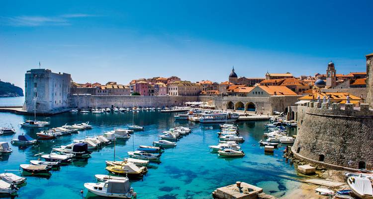 Vista del puerto con barcos en el entorno histórico de Dubrovnik.