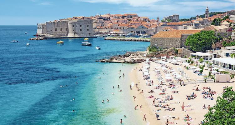 Frente a la playa con vista a la ciudad y aguas cristalinas en Dubrovnik.