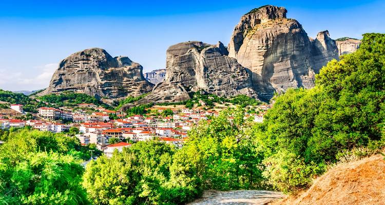 Des formations rocheuses dominant un village en Grèce.