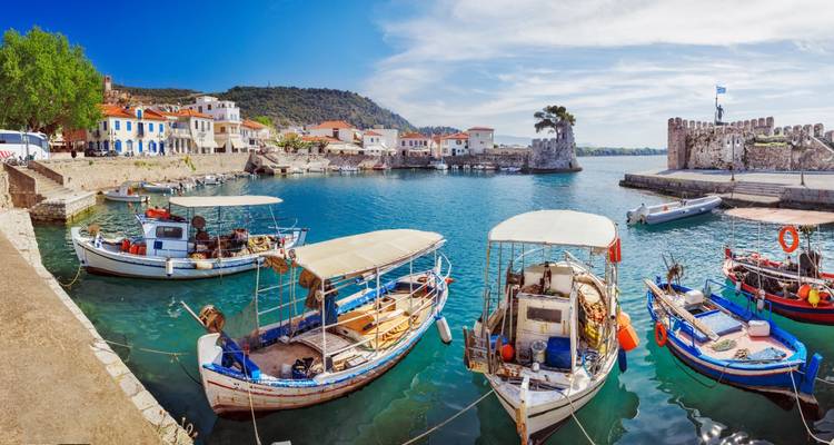 Bunte Fischerboote vertäut in einem ruhigen Hafen.