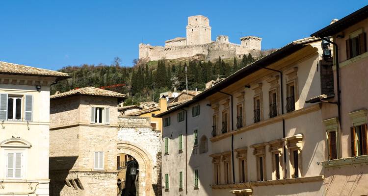 Château en arrière-plan avec une vue de rue à Cassino.