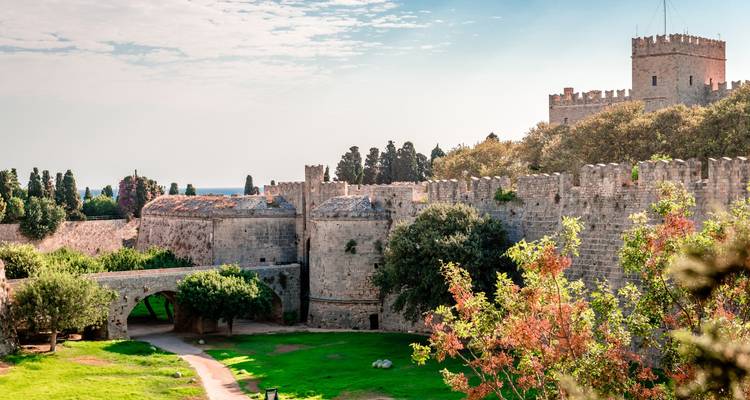 Une ancienne forteresse de pierre avec de la verdure environnante et des vues pittoresques.