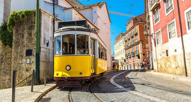 Vintage Straßenbahn in Lissabon, Portugal mit bunten Gebäuden.