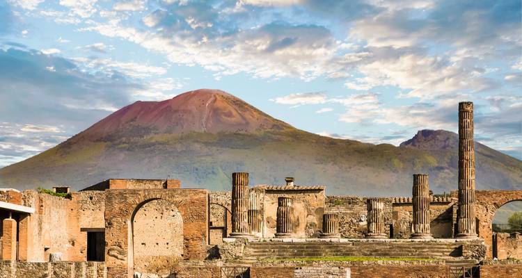Ruines antiques de Pompéi avec le mont Vésuve en arrière-plan.