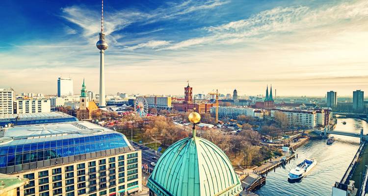 Vue panoramique de Berlin avec la tour de télévision et la rivière.