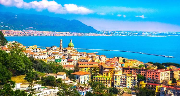 Pueblo costero colorido con vistas panorámicas del océano.