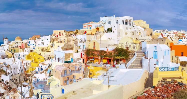 Vue panoramique des maisons colorées de Santorin.