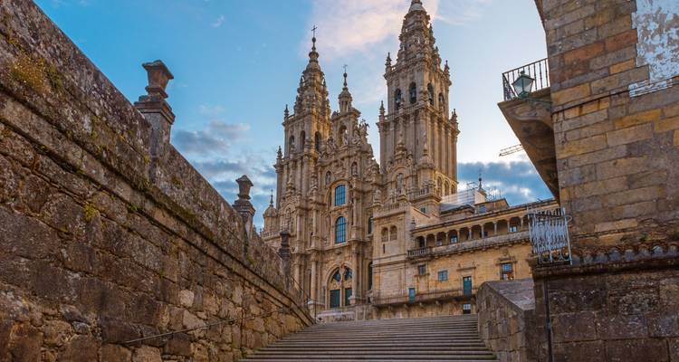 Catedral de Santiago de Compostela con escalinata histórica.