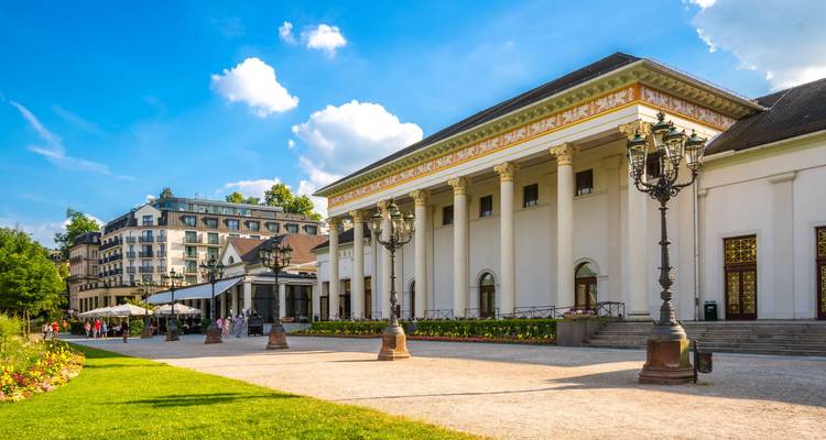 Kurhaus de Baden-Baden avec jardins et promeneurs.