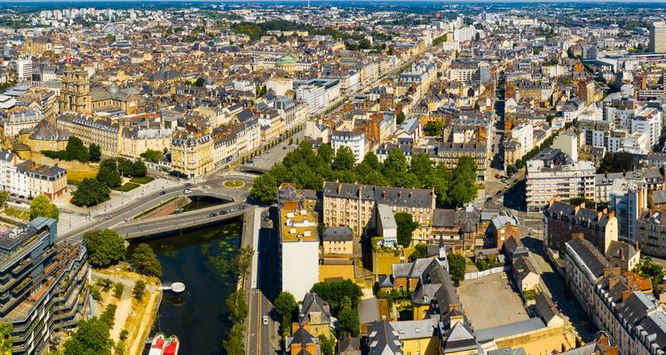 Une vue aérienne d'une ville dense avec une architecture historique et moderne.