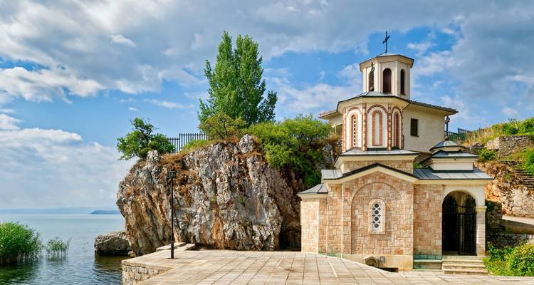 Kleine Kirche an einer Klippe und einem See, Ohrid, Mazedonien.