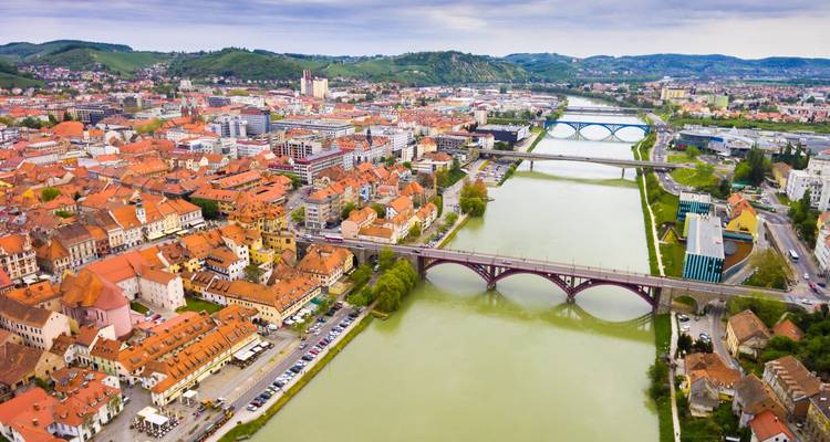 Luchtfoto van de stad Maribor en rivieren in Slovenië.
