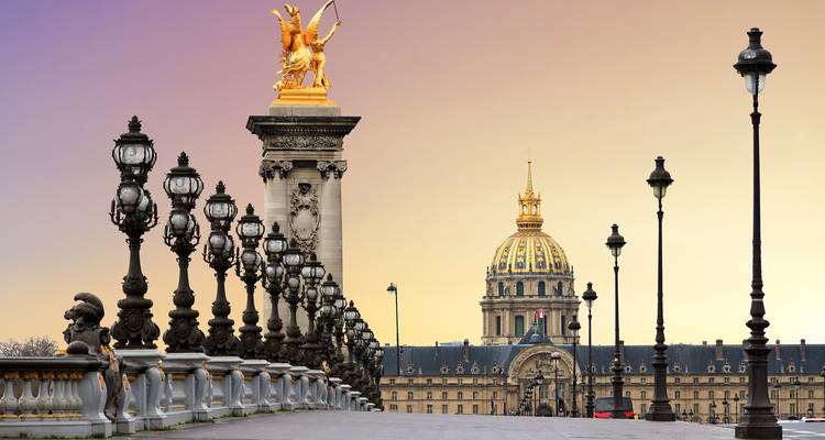 Alexandre III-brug en Les Invalides bij zonsondergang in Parijs.