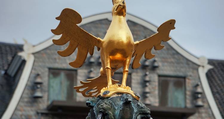 Gros plan d'une statue d'aigle royal sur un bâtiment.