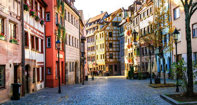 Une rue pittoresque bordée de maisons colorées à colombages.