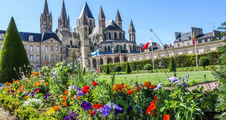 Abbaye de Saint-Étienne à Caen avec un jardin coloré.