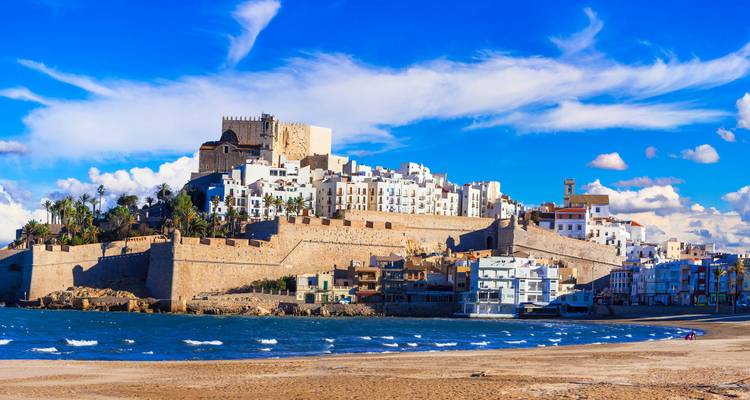 La ville fortifiée historique de Peñíscola et sa plage par une journée ensoleillée.