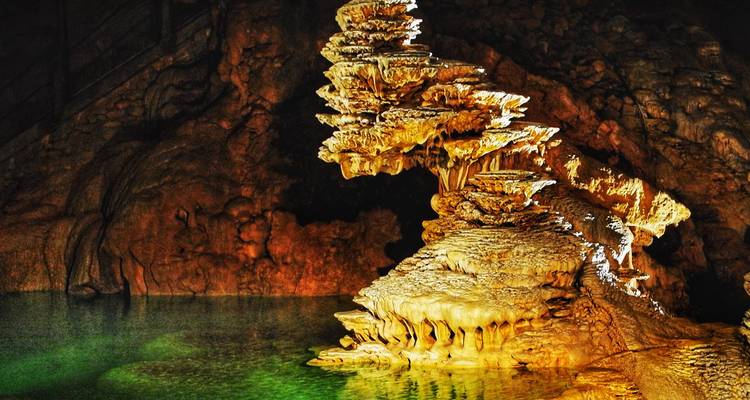 Formations rocheuses illuminées dans une grotte souterraine.