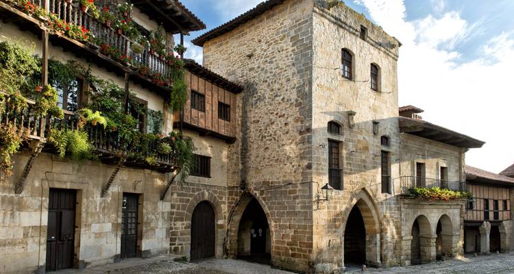 Edificios históricos de piedra con balcones de madera.