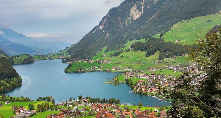 Vue panoramique de Lungern avec le lac et les montagnes environnantes.