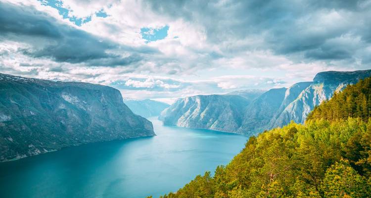 Vue panoramique du fjord entouré de falaises spectaculaires.