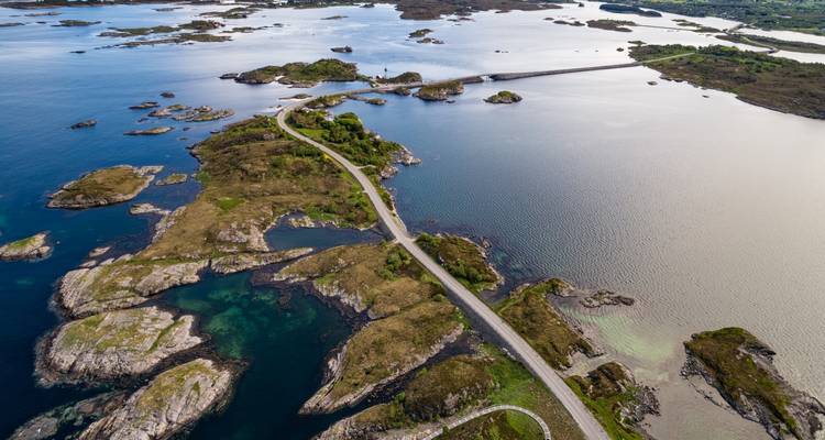 Vue aérienne d'une route côtière pittoresque en Norvège.
