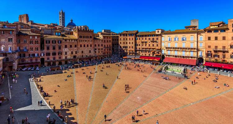Piazza del Campo gevuld met mensen in een historische stad.