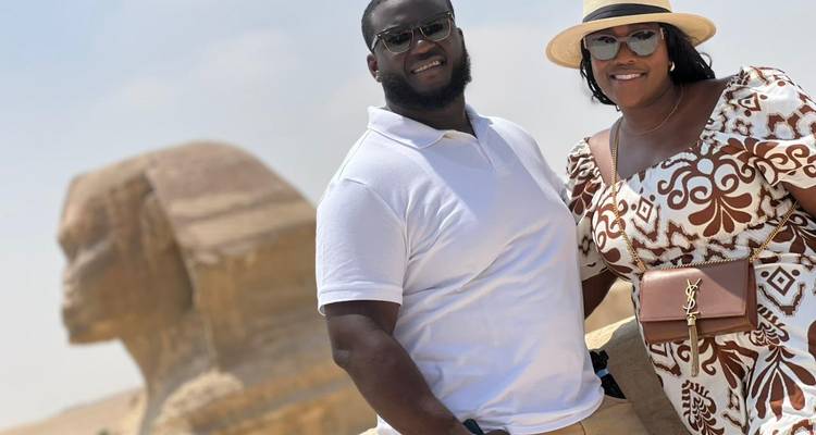 Pareja posando con la Esfinge de fondo.