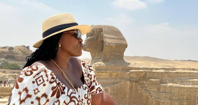 Mujer posando de manera juguetona with la Esfinge en el fondo.