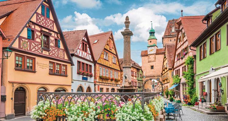 Een levendige straat omzoomd met kleurrijke historische gebouwen.