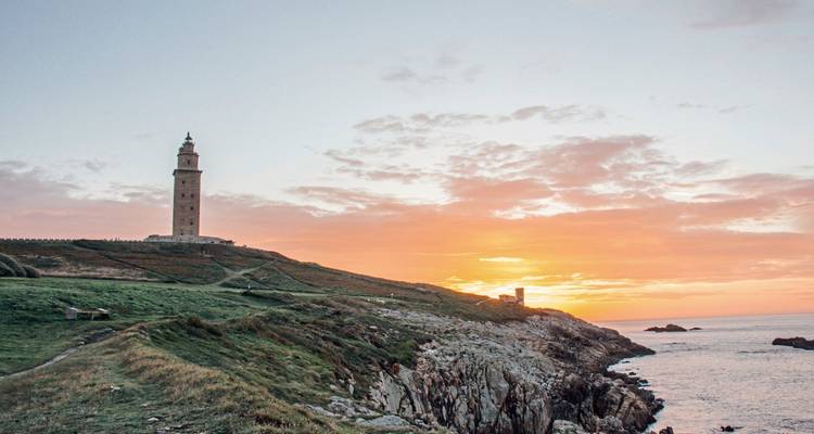 Herkulesturm mit einem malerischen Sonnenuntergangshimmel.