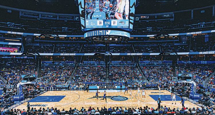 Vue d'un stade de basket-ball bondé pendant un match.