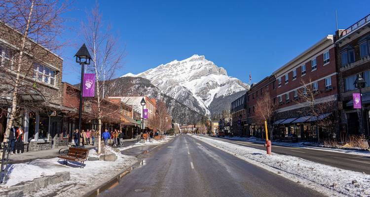 Une scène de rue pittoresque avec des montagnes en arrière-plan.
