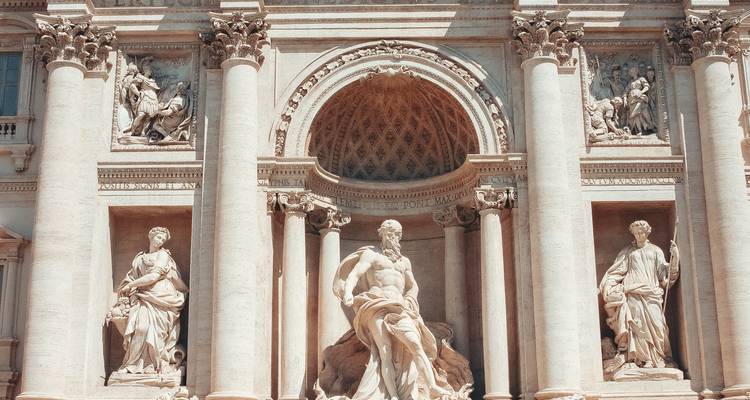 Façade de la fontaine de Trevi à Rome.