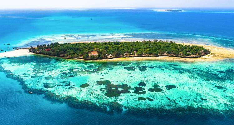 Malerische Luftaufnahme einer Insel mit umgebendem Korallenriff.