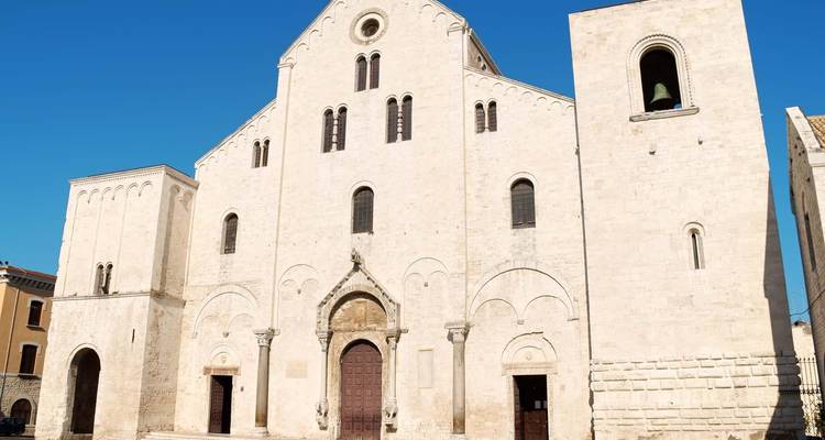 Cathédrale historique avec une grande façade ornée d'arcs et de sculptures.