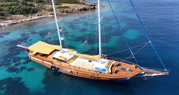 Yate de lujo de madera en aguas turquesas.