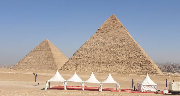 De Piramides van Gizeh met witte tenten.