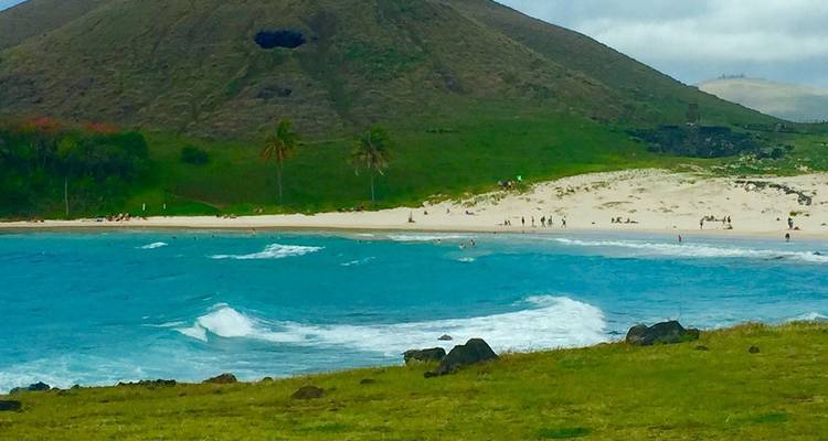 Belles eaux turquoise et plage de sable.
