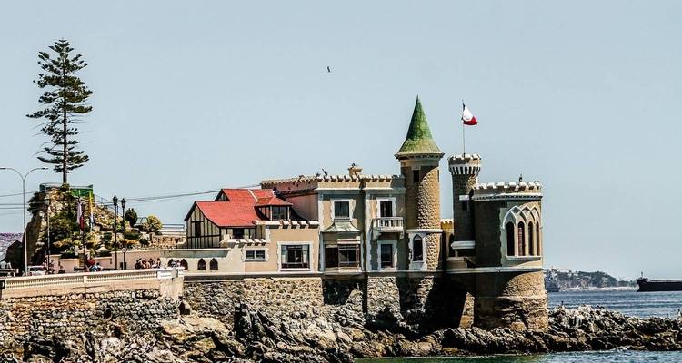 Élégante structure semblable à un château au bord de la mer.